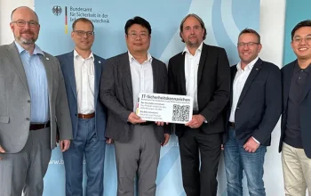 Hanwha Vision representatives holding the BSI IT Security Label certificate